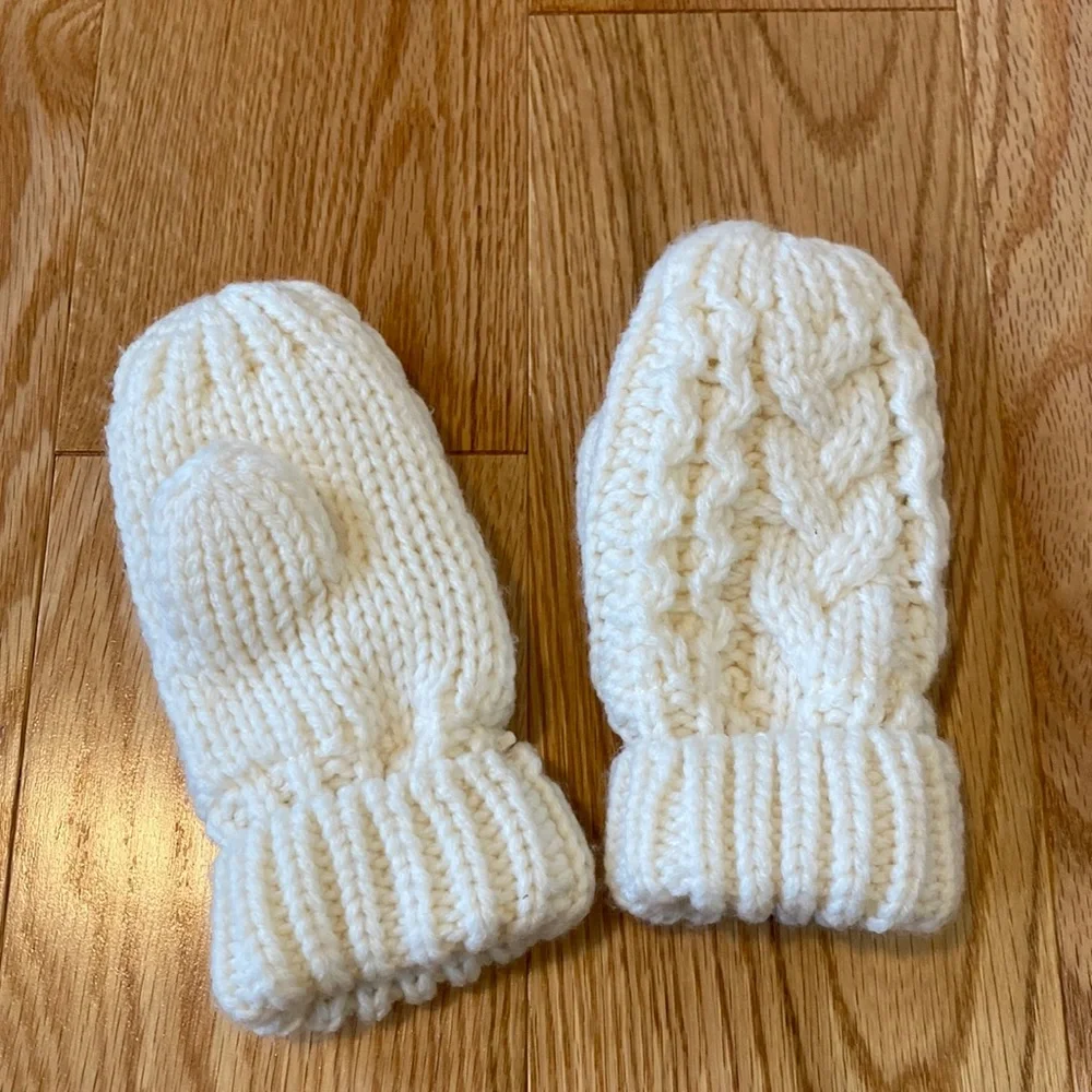 Gap | Baby knit white mittens with fleece interior